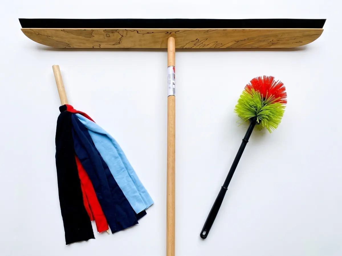Otros productos de limpieza: baldeador, mopa y escobilla de baño